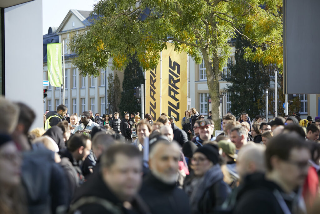 Ein Foto vom Außenbereich der POLARIS Convention 2024. Man sieht viele Gäste, die anstehen.
