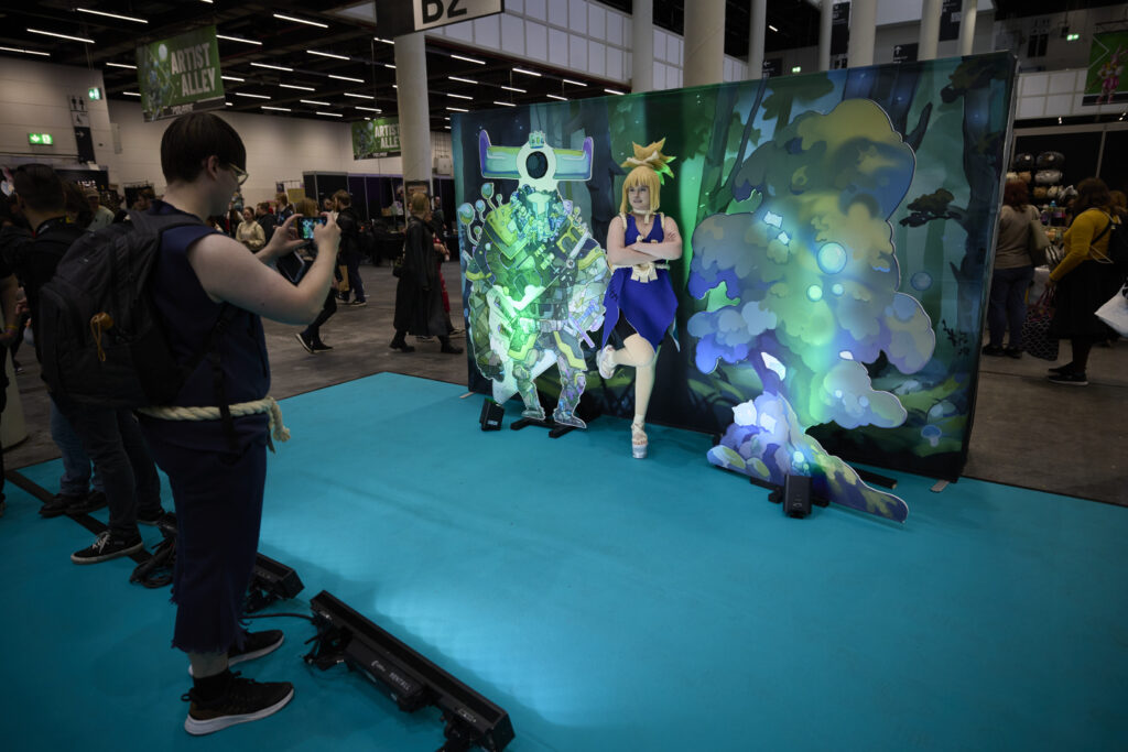 Foto von einer Cosplayerin, die sich am Fotospot von Valdhaym fotografieren lässt.