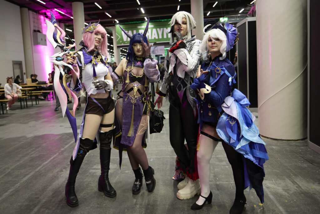 Foto von vier Cosplayer:innen auf der POLARIS Convention 2024.