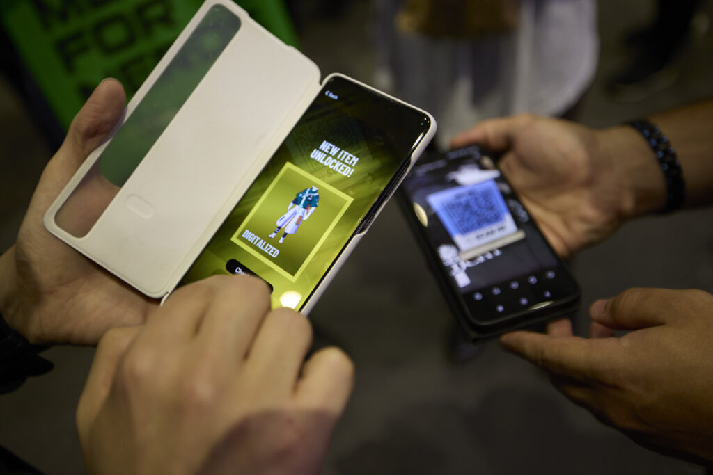 Bild von zwei Menschen, die die POLARIS App benutzen