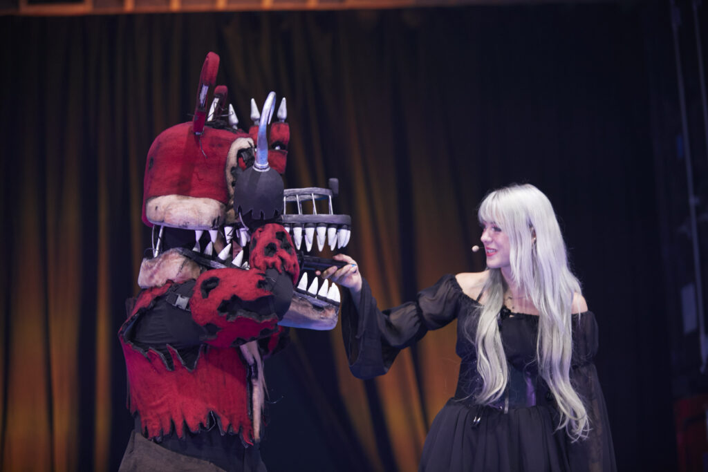 Foto vom Cosplay Contest mit Moderatorin Farbenfuchs.