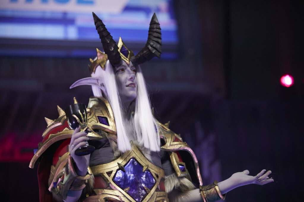 Foto vom Cosplay Contest 2024. Man sieht eine Cosplayerin in Rüstung bei ihrer Performance.