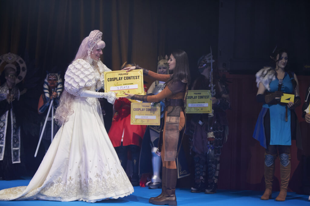 Ein Foto der Siegerehrung der POLARIS Convention 2024. Es wird die Urkunde für den dritten Platz vergeben.