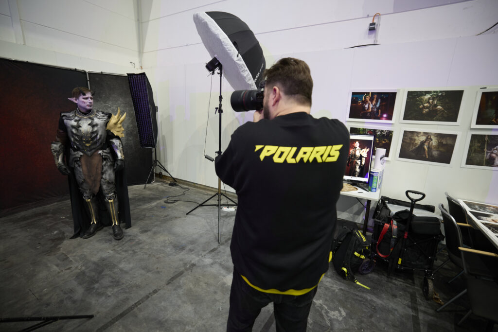 Foto von eosAndy, wie er ein Foto von einem Cosplayer schießt.